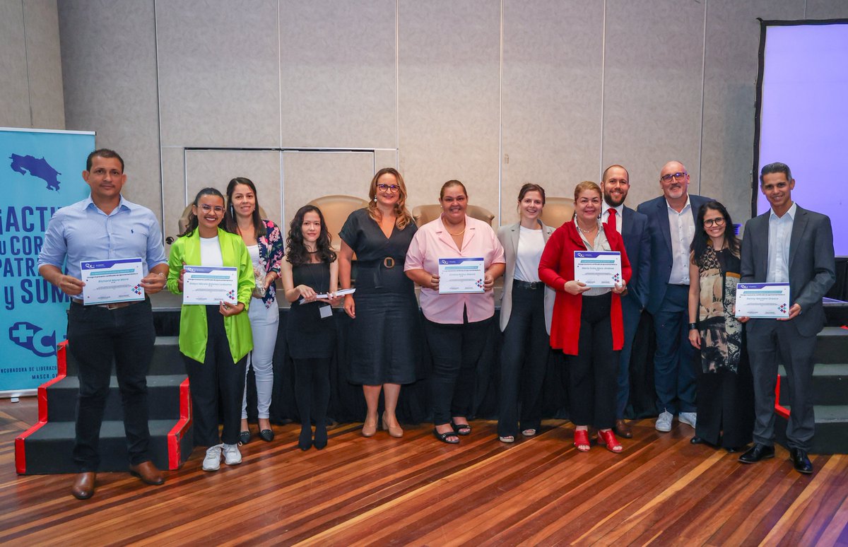mascr2023's tweet photo. Finalizamos más de 50 horas de formación virtual y presencial del programa diseñado especialmente para nuevas autoridades municipales.  Nuestro cierre contó con la participación del @DeriBele, quién relató de la experiencia de los gobiernos locales en su país. https://t.co/w3Gtoyw1G4