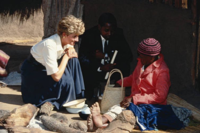ZandiSussex's tweet photo. Other than Harry &amp; Meg, Princess Diana is the only other royal who looked completely at home in Africa. Here are some beautiful pics of her at a Red Cross project during her 1993 visit to Zimbabwe.🥰

#LoveAlwaysWins 
#HarryandMeghan https://t.co/GqYpoo90EC