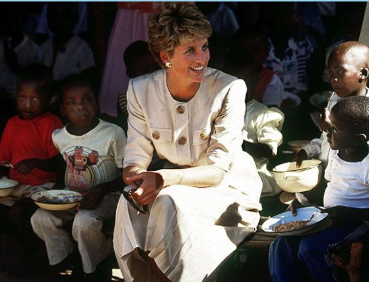 Other than Harry & Meg, Princess Diana is the only other royal who looked completely at home in Africa. Here are some beautiful pics of her at a Red Cross project during her 1993 visit to Zimbabwe.🥰

#LoveAlwaysWins 
#HarryandMeghan