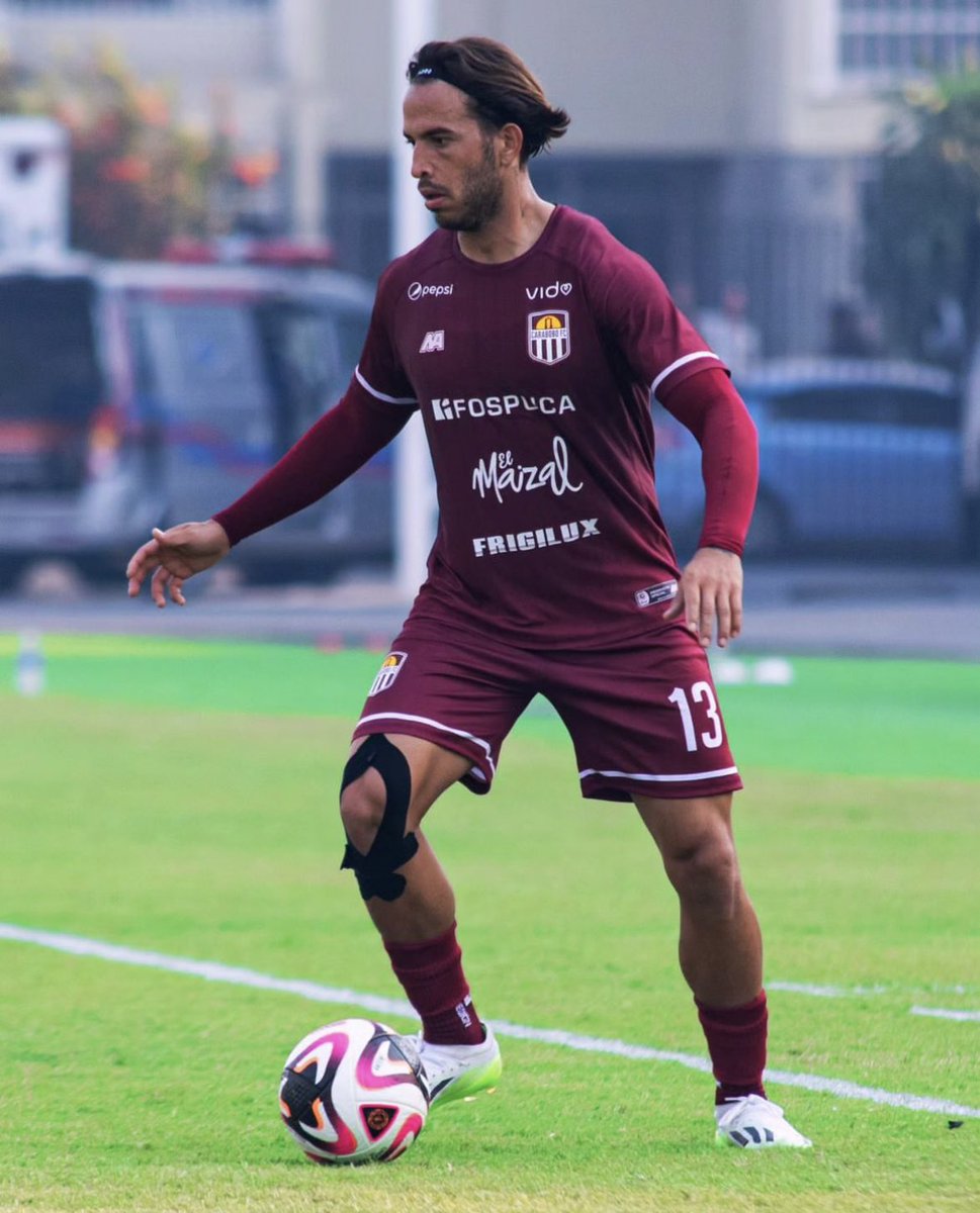 JavierSemeler00's tweet photo. Miguel Pernía 🇻🇪 aporta mucho a los ataques de Carabobo desde su lectura del juego.

Entiende cuándo desdoblar al extremo y cuándo romper por dentro, siempre con la intención de acompañar y atacar espacios, generando superioridades.

El mejor lateral izquierdo del Futve. https://t.co/b5WeojdQq9