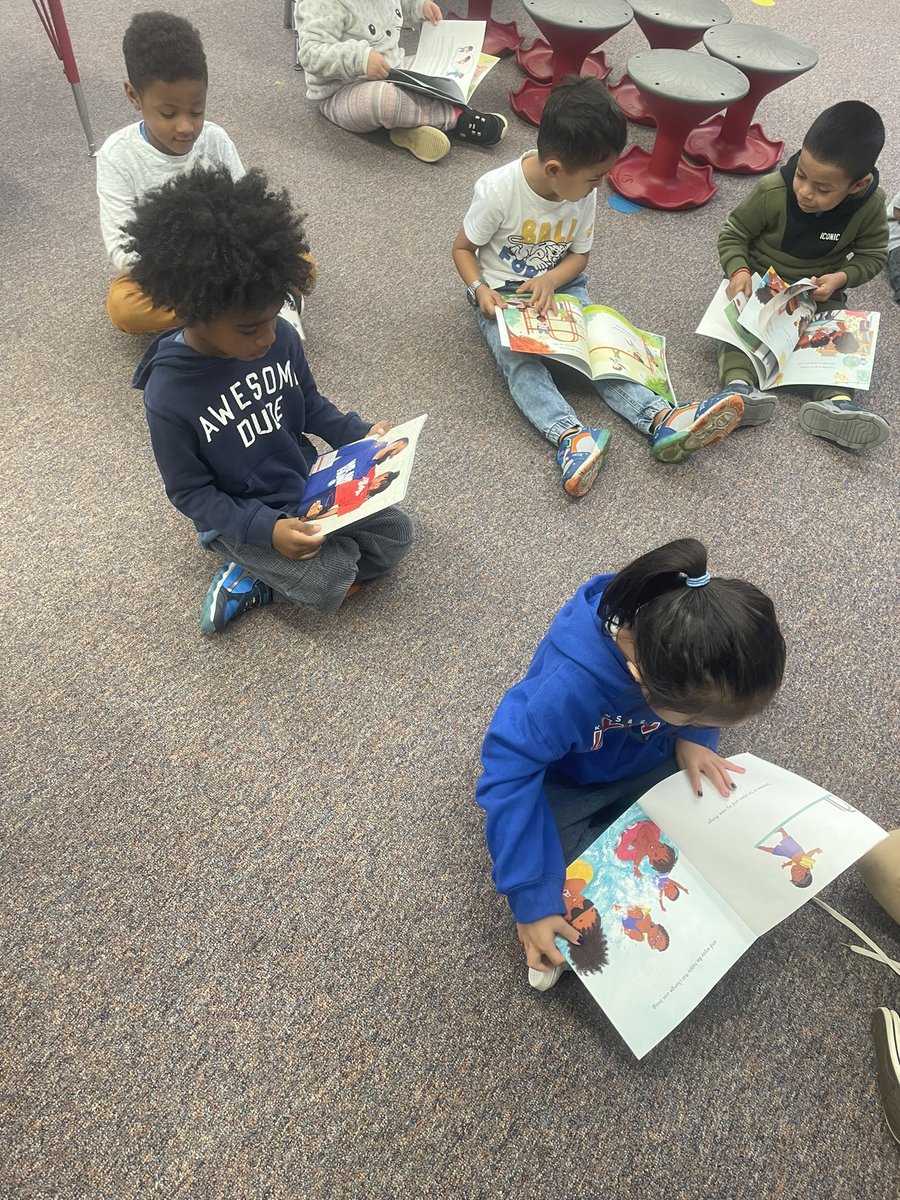 April Book Fairies 🧚🏻‍♀️ once again made some extremely happy kiddos!!! <a href="/Rosehill512/">Rosehill Elementary</a> <a href="/theSMSD/">SM School District</a>