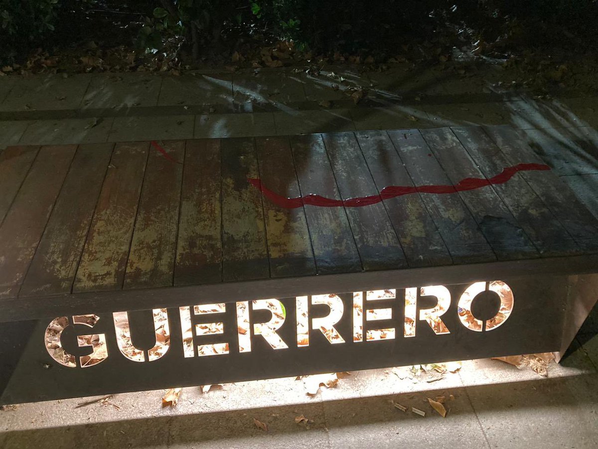 Nos enteramos de la vandalización del memorial de Guerrero, Nattino y Parada ubicado en Av Los Leones en nuestra comuna. Condenamos fuertemente este hecho y le pedimos a @Muni_provi y @evelynmatthei que gestionen cuanto antes una reparación y restauración de dicho monumento.