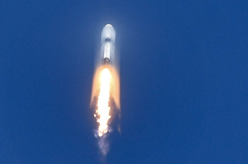 Wow! Cool vapor cone as the Falcon 9 from tonight's #Starlink launch goes through the sound barrier. It looks even cooler on video. @RickNeale1 @brookeofstars #brevardcounty #spacecoast