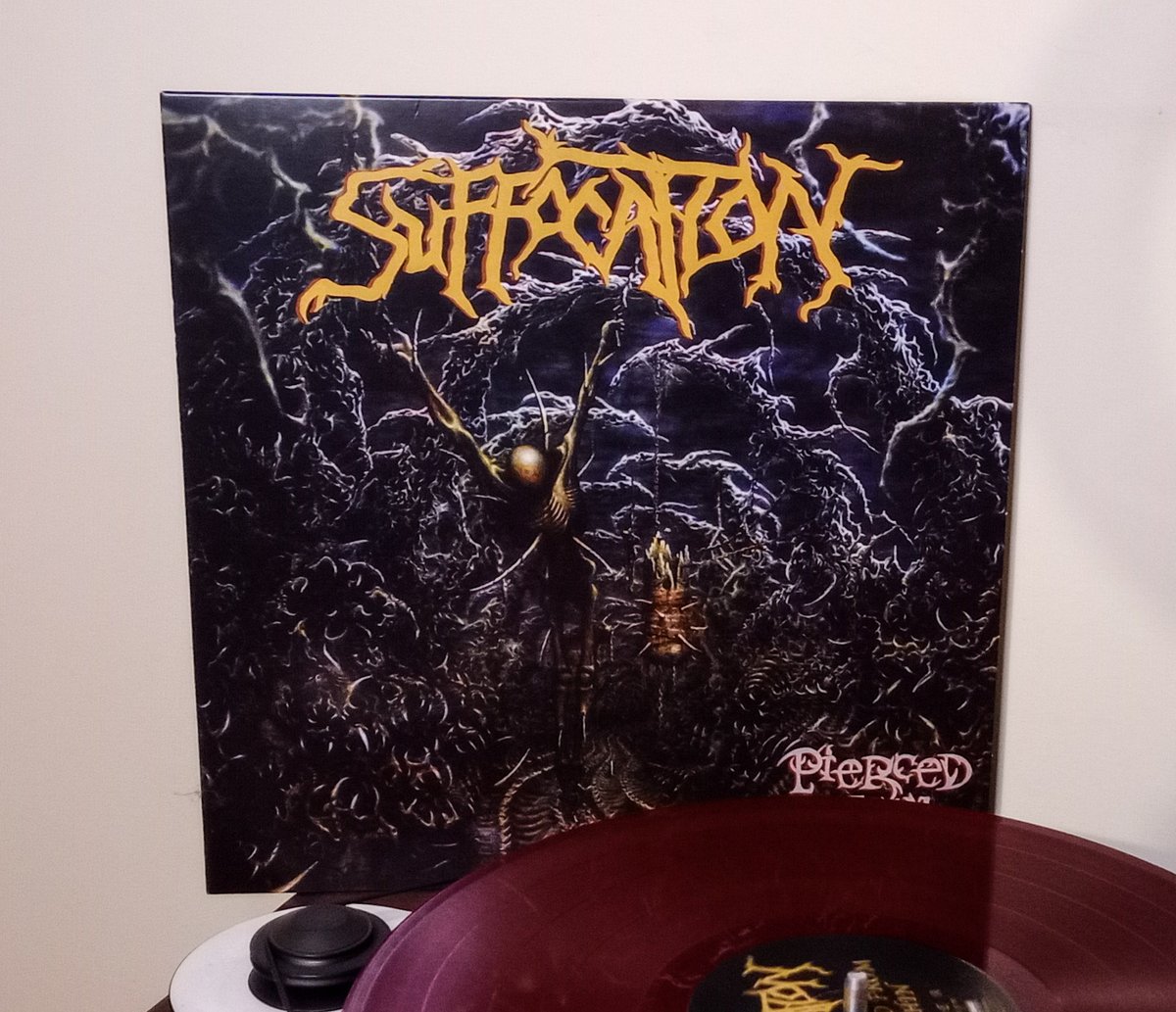 A masterclass in old school Brutal Death Metal 🍻

🇺🇲 SUFFOCATION: 'Pierced from Within' (1995)

🎧 youtu.be/lLYzTUwiTu4?si…

#Suffocation #DeathMetal #BrutalDeathMetal #Metal #vinyl #DanSeagrave #Playlist #vinyljunkie #vinylrecords #NowPlaying #MetalTwitter #vinylcollection