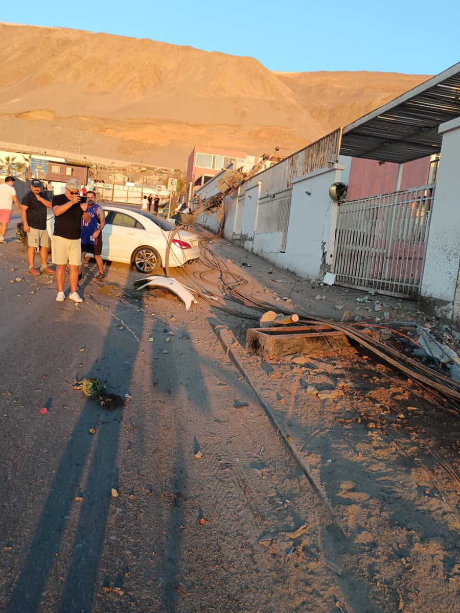 LdelSurNoticias's tweet photo. 🔵 #IQUIQUE #ALTO_HOSPICIO: Choque de vehículo con poste del tendido eléctrico en la subida nueva de Iquique a Alto Hospicio , boto 6 postes en total https://t.co/pUhOBUjdLJ