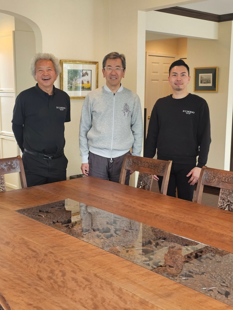 Look at this table, specially made by Horikawa-san, the third and fourth-generation masters of Icchodo. With the signature Karuizawa carving of 🌸, the frail spring beauty can stay with us forever. My days of wining & dining are to be continued with friends from 🇯🇵 and 🌏️😁