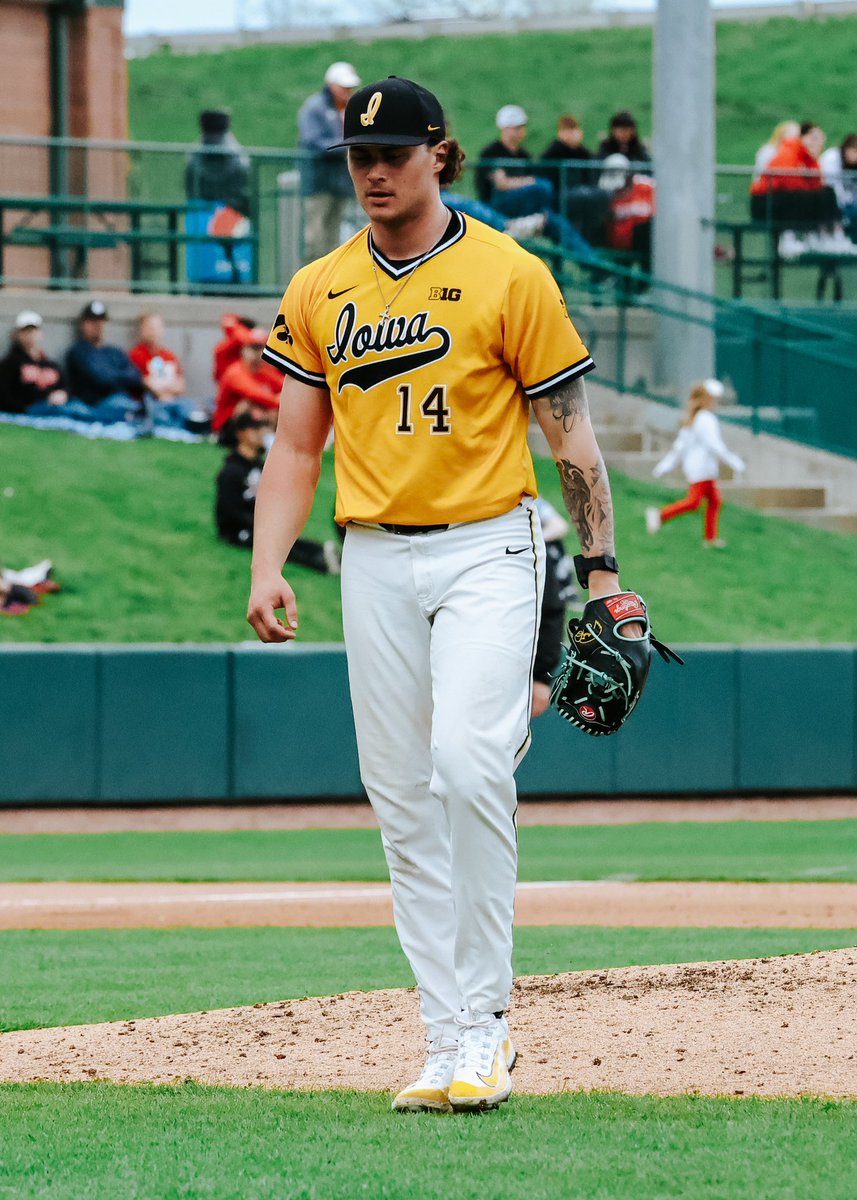 Strikeout #9 for BB14… we’ve played six. 

E6 | Iowa 4, Nebraska 1

@brody_brecht x #Hawkeyes