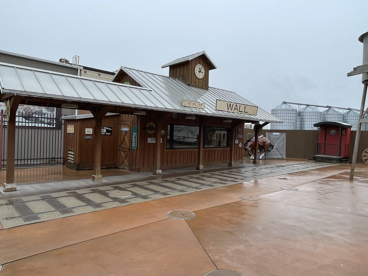 AuthorCarson's tweet photo. Stopped off at Wall Drug in Wall, South Dakota. Cool and rainy here today. #ccandjt #bat2024 #walldrug #southdakota https://t.co/VJGspnKIdq