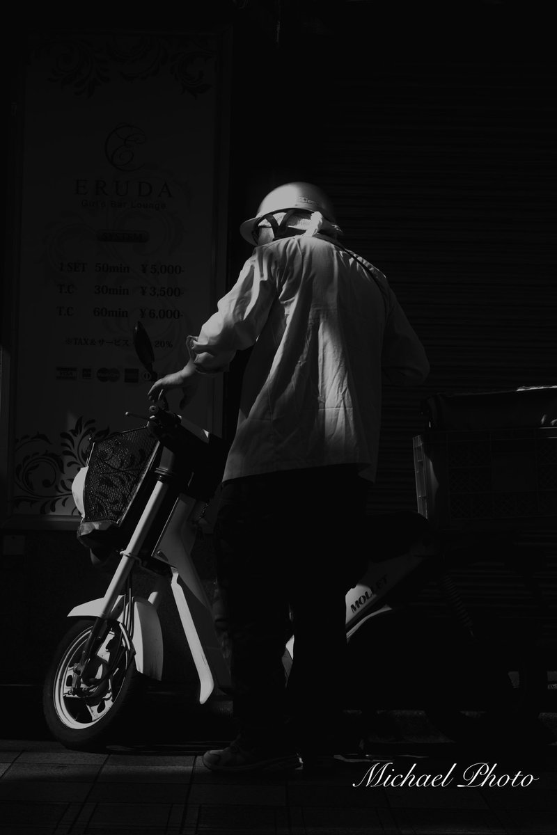 michaelphot0's tweet photo. 原チャリとじっ様が良い感じで照らされてた。
#スナップ #nikon #日常 https://t.co/rLPUO2Oauj