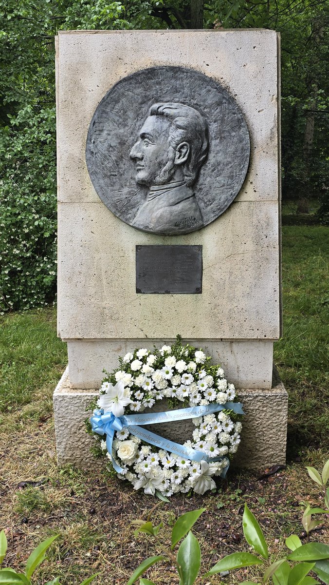 El Ministro @jcardonaerazo director Ad-Honorem de la Red Solidaria, finaliza su gira en España junto al Embajador @MarlonBreve, entregando ofrenda floral al medallón del General Francisco Morazán en la plaza Honduras del parque El Retiro, en Madrid.