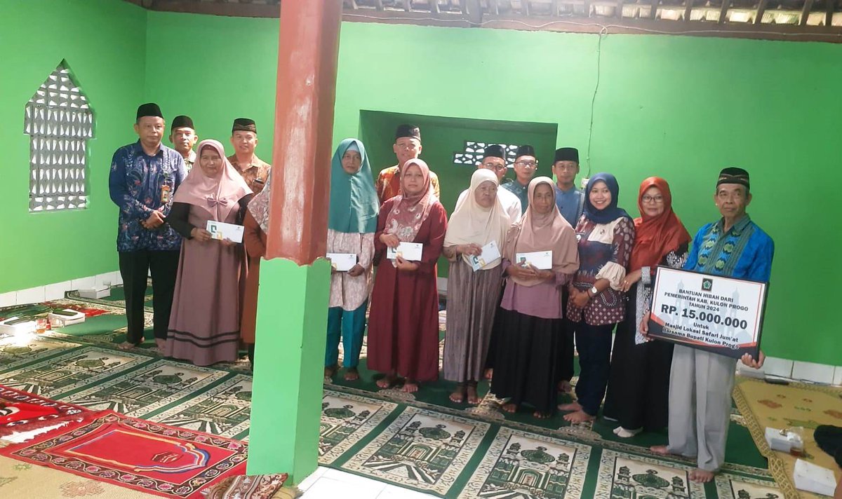 Kapten Chb Pardi Danramil 12/Girimulyo Kodim 0731/Kulon Progo, Jumat (26/04/2024), menghadiri Safari Jumat Tingkat Kabupaten Kulon Progo dan penyerahan bansos dari Baznas Kulon Progo untuk Masjid Al Mustaqim Prangkoan, Purwosari, Girimulyo.dan enam warga masyarakat pelaku UMKM.