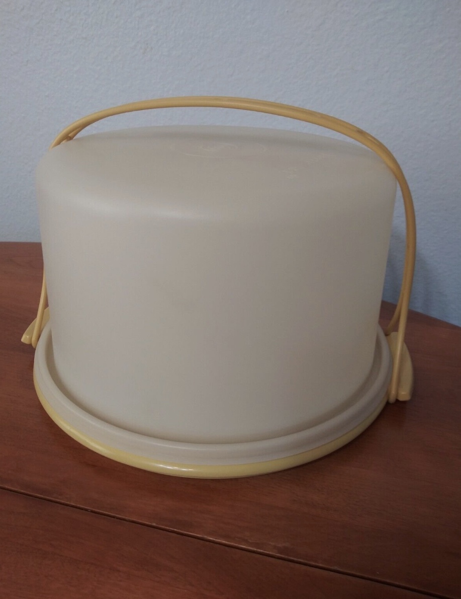 DO YOU REMEMBER!👵👨‍🦳 Who had one of these Tupperware Cake Carriers ?🤔🍰
