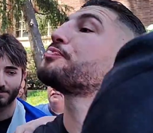 ShaykhSulaiman's tweet image. ZIONIST ISRAELI LOSES HIS MIND, CALLS BLACK PERSON THE ‘NI**’ AND SPITS AT HIM

They spit at Christians in Israel and black people in America. 

Zionism