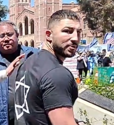 ShaykhSulaiman's tweet image. ZIONIST ISRAELI LOSES HIS MIND, CALLS BLACK PERSON THE ‘NI**’ AND SPITS AT HIM

They spit at Christians in Israel and black people in America. 

Zionism