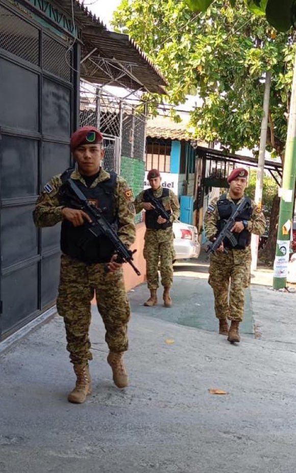 🚨| ÚLTIMA HORA: Nayib Bukele ordena el despliegue de tropa del Comando de Fuerzas Especiales para realizar patrullajes preventivos en San Salvador, garantizando la seguridad y tranquilidad de la capital de El Salvador. 🇸🇻 ¿Apoyas esta CONTUNDENTE MEDIDA de @nayibbukele? 🔥🔄