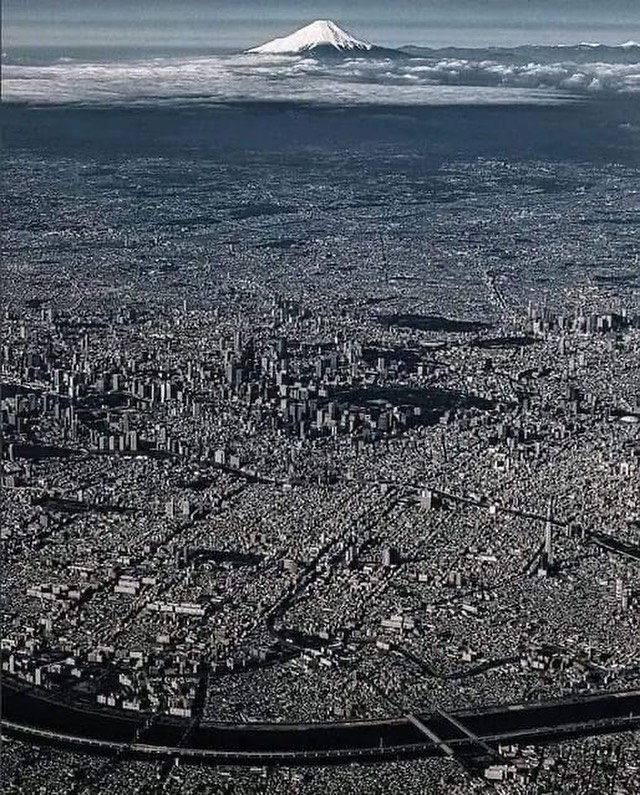 Tokio, la ciudad más poblada del mundo con más de 38 millones de habitantes. Al fondo se puede apreciar el Monte Fuji.