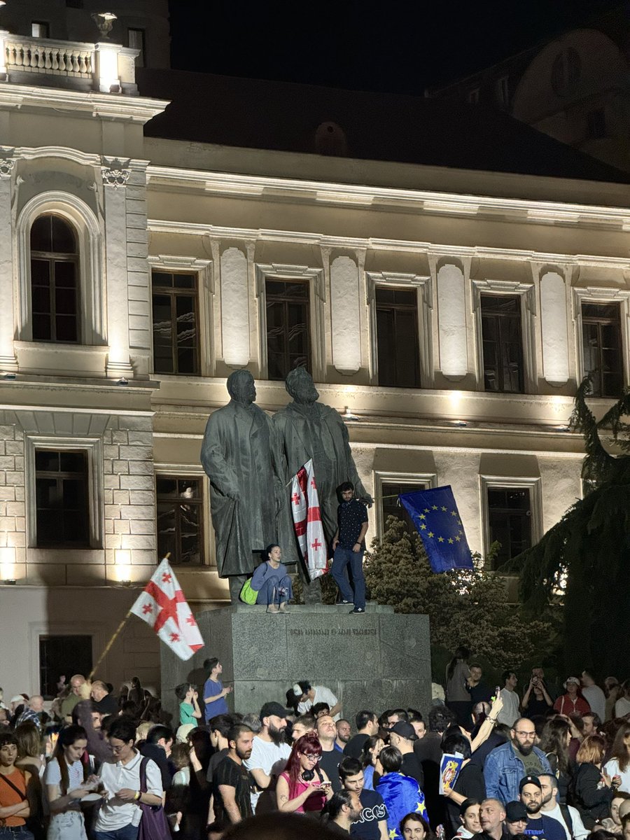 Ninagabadadze's tweet photo. Demonstrators decorated the statues of Ilia and Akaki with the flags of Georgia and the European Union, respectively, symbolizing unity and shared aspirations:
#TbilisiProtests #NoToRussianLaw #YesToEU https://t.co/TVOxzpZj2V