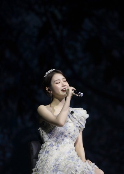 tang__kira's tweet photo. Tenggorokan kalian gapapa?

Selesai konser di Jakarta, IU cerita dia khawatir sama tenggorokan para fans soalnya ikut nyanyi sepanjang konser.

Bahkan pas perform Through the night, IU bilang bahwa belum pernah ada Through the Night yanh semuanya nyanyi bareng in harmony seperti di Indonesia.

https://t.co/gJrxcx0UA1