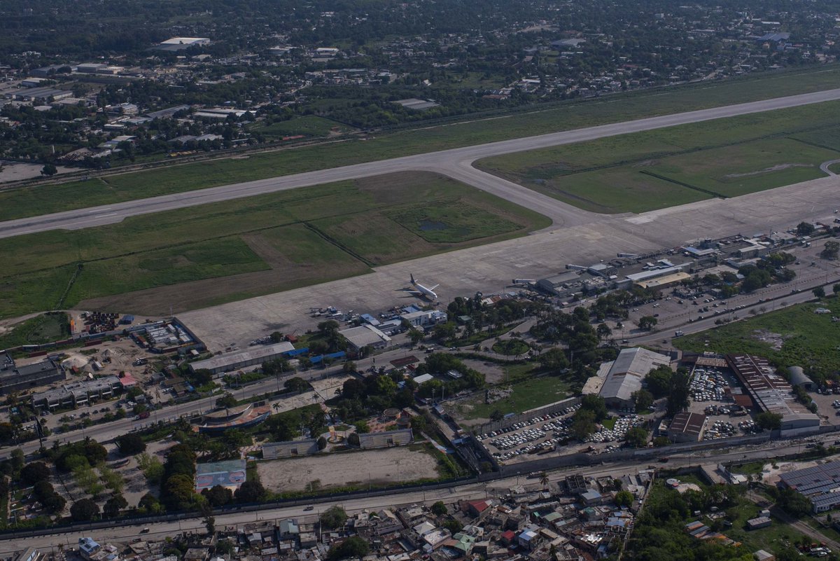 📸#EnCorto | 🔴Imágenes aéreas del aeropuerto internacional #ToussaintLouverture, de la ciudad de #PuertoPríncipe, #Haití, que permanece cerrado, debido al control de la zona por grupos armados

📸Cuartoscuro🔻

#OnceNoticias🔻