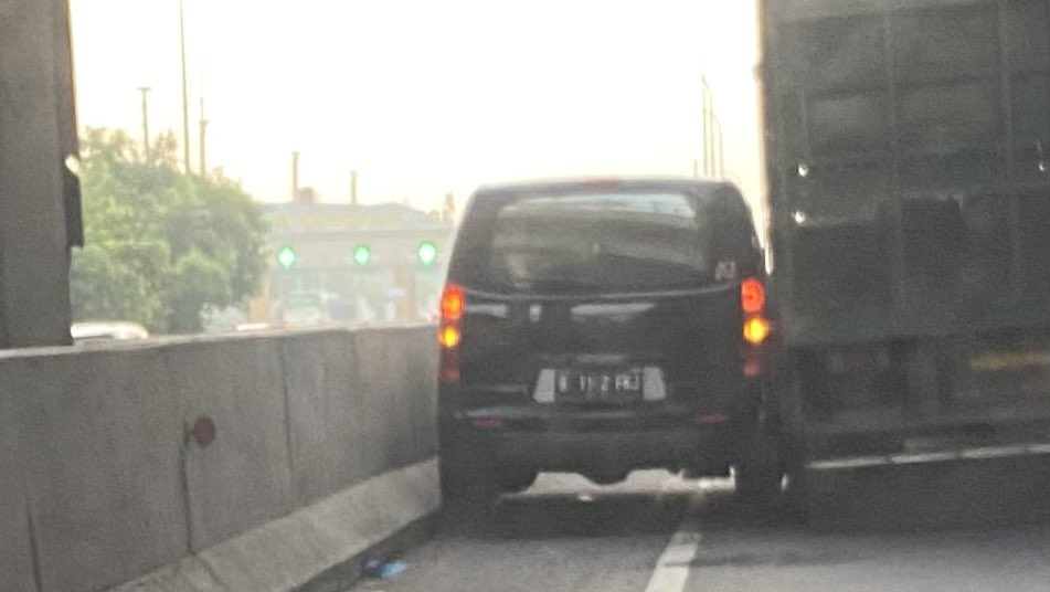 cahnom's tweet photo. 6:18 @RadioElshinta @TMCPoldaMetro Ada mobil menyalip dari bahu jalan kecipit truk gandeng di tol setelah exit Cibitung arah Cikampek https://t.co/jXSVpsCGpY