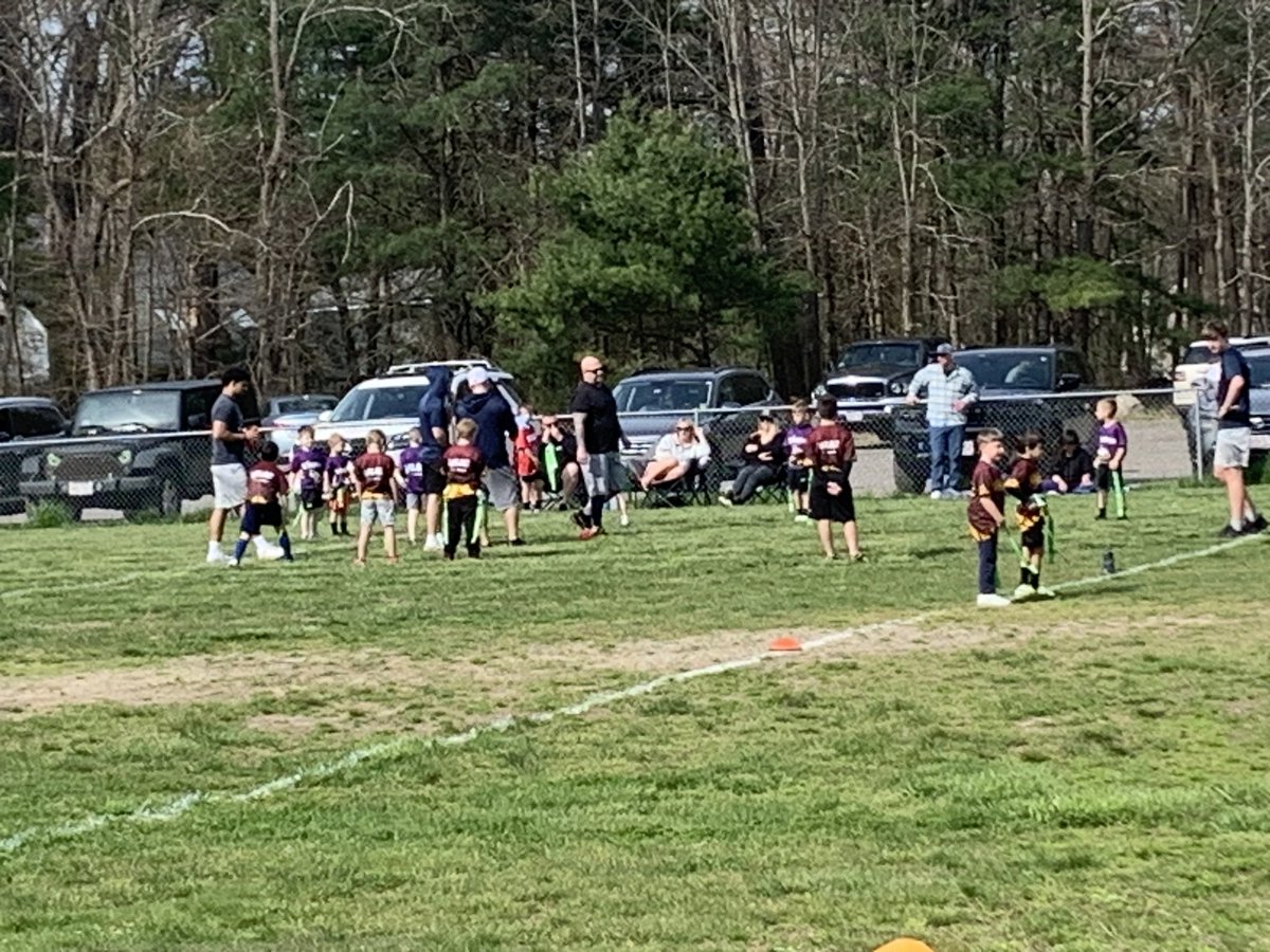DogsFootballRHS's tweet photo. Some flag football on a great Sunday afternoon! Awesome job by everyone. #Dogsintraining https://t.co/OjfjUHHis1