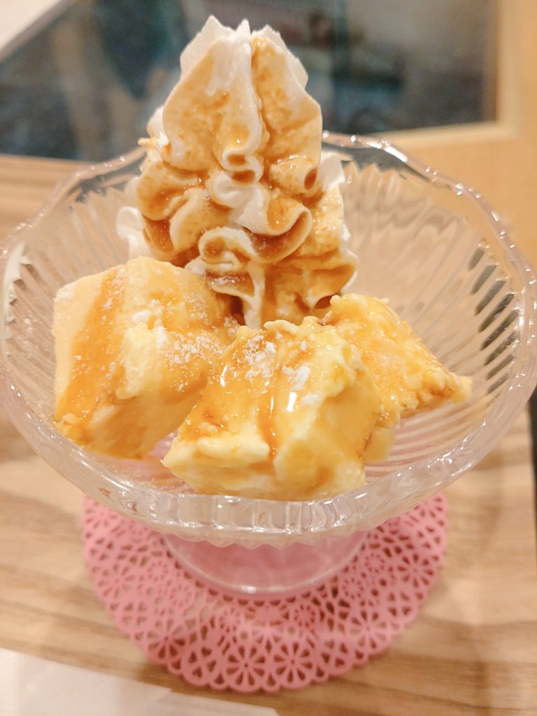 昨日はアメジスト婚式！ 豪華なディナーではなく サラダ、プチデザート付き特濃チェダーチーズバーガー980円🤭 チーズ大好きな夫は美味しい美味しいと食べてました😋 ボリュームがあるのでお腹いっぱいになりました！！！ #アメジスト婚式