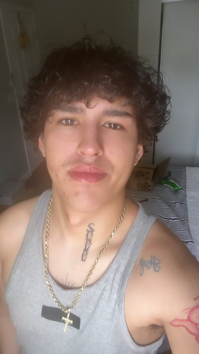 yrhkev's tweet photo. lil twink messaged me talkin bout he wanted to swallow sum pipe 😂🌴🍒 fucc it usually only kick it wit my homies but it was 🔥🫡 https://t.co/VFkKmBOivi