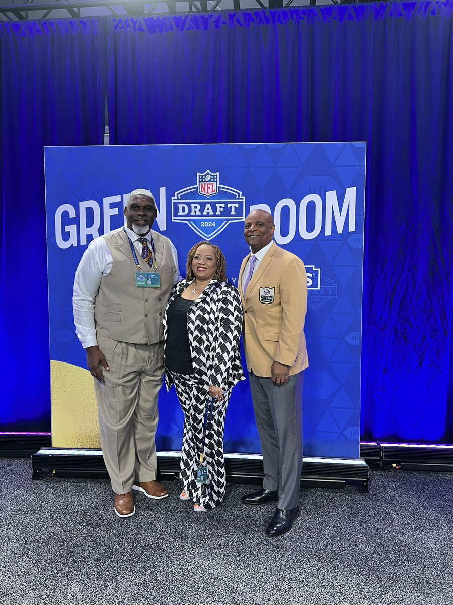 RichmondWebb's tweet photo. #NFLDraft2024 #NFL #MiamiDolphins #GreenRoom Me and my wife hanging out with Mr. Warren (HOF) Moon #HoustonOilers #TennesseeTitans 🏈 https://t.co/SGu7qSl7PM