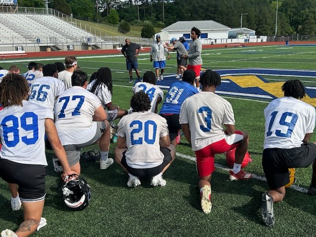 Thankful for the opportunity to share a word of encouragement about perseverance and my testimony to the players of the North/South all-star game today 🏈🙏🏾 . I remember once being them🫱🏿‍🫲🏾👑🙏🏾 #Grateful #SpeakLife #Perseverance #EachOneTeachOne #FCA #Every #SoulSeeker