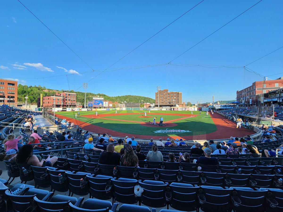 thejohnnyblast's tweet image. Western Carolina 8
Wofford 5

Charleston Dirty Birds 14
Staten Island 6

From my seat at GoMart Park in beautiful downtown Charleston WV 

#GoCats
#StayDirty
