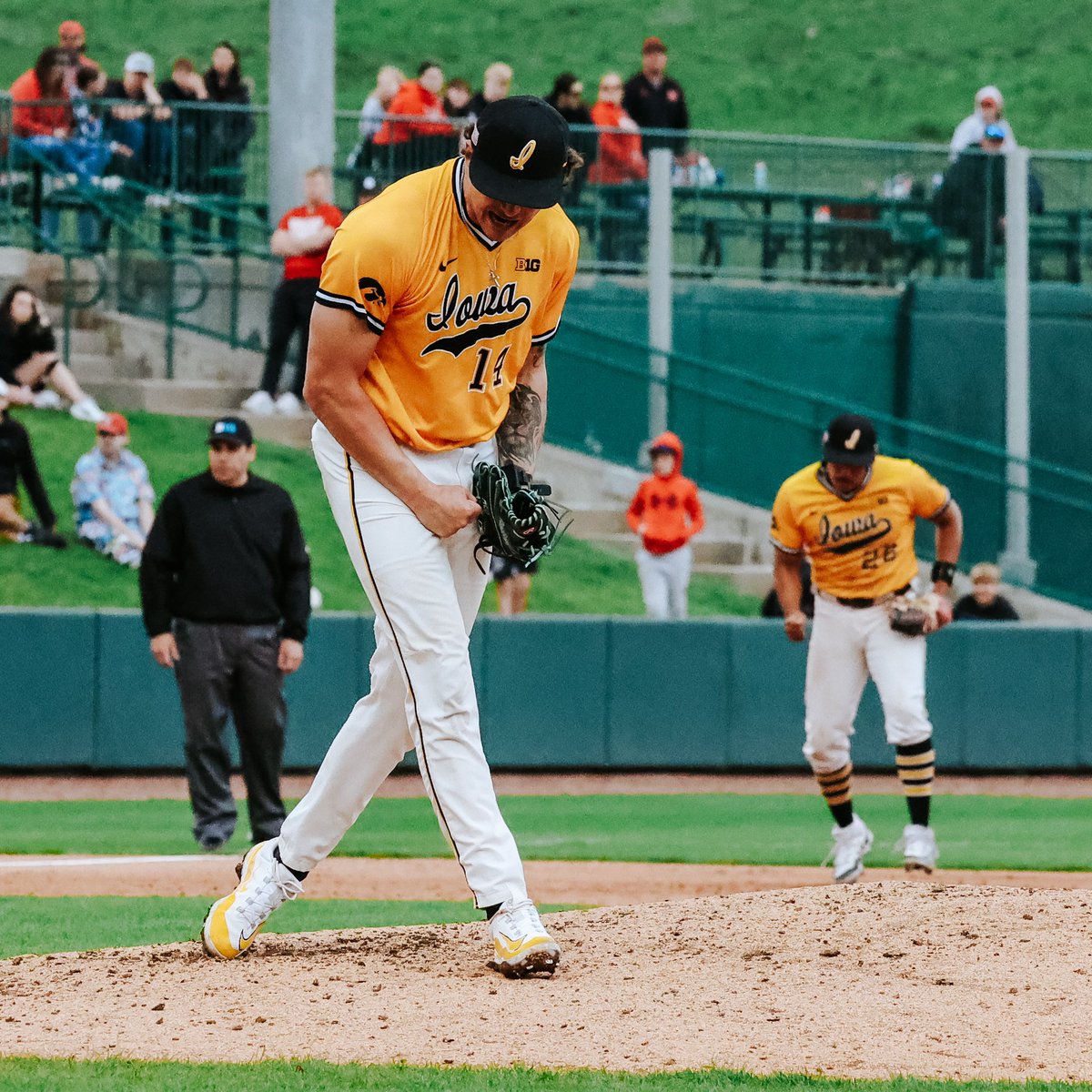 Cruise Control 😤 7 IP, 2 H, 1 R, 11 Ks E7 | Iowa 4, Nebraska 1 @brody_brecht x #Hawkeyes