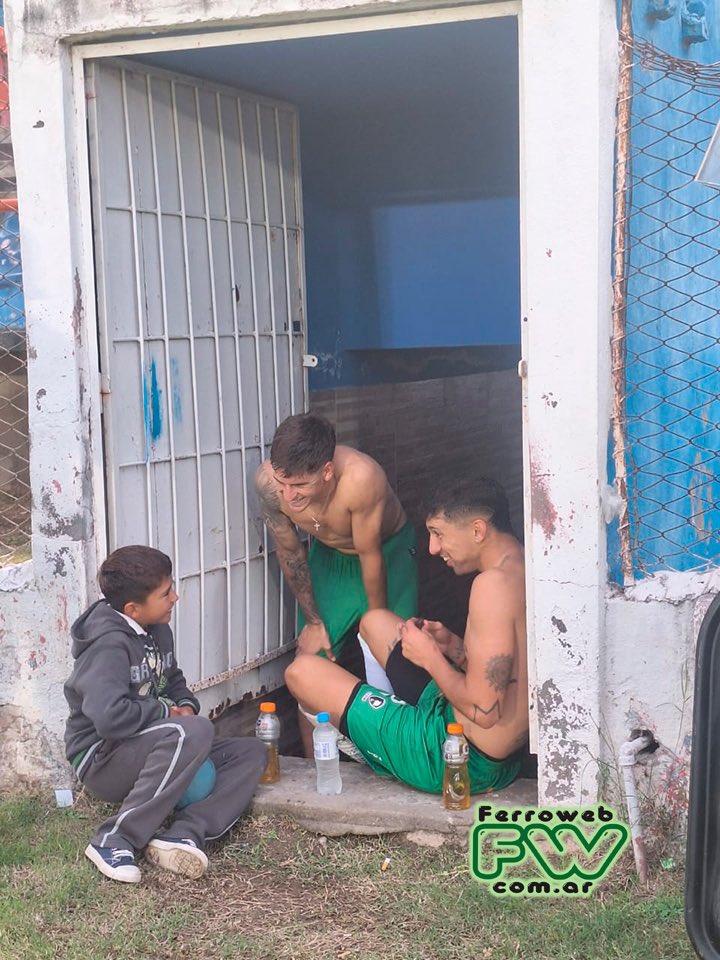 AtaqueFutbolero's tweet photo. Nicolás Retamar y Gabriel Díaz, ambos jugadores de Ferro, terminaron el partido contra Güemes y se pusieron a charlar con un jovencito santiagueño, al borde del campo de juego…

Qué momentazo hermoso en el ascenso. 🇦🇷🥹 https://t.co/24dZWvNzkP