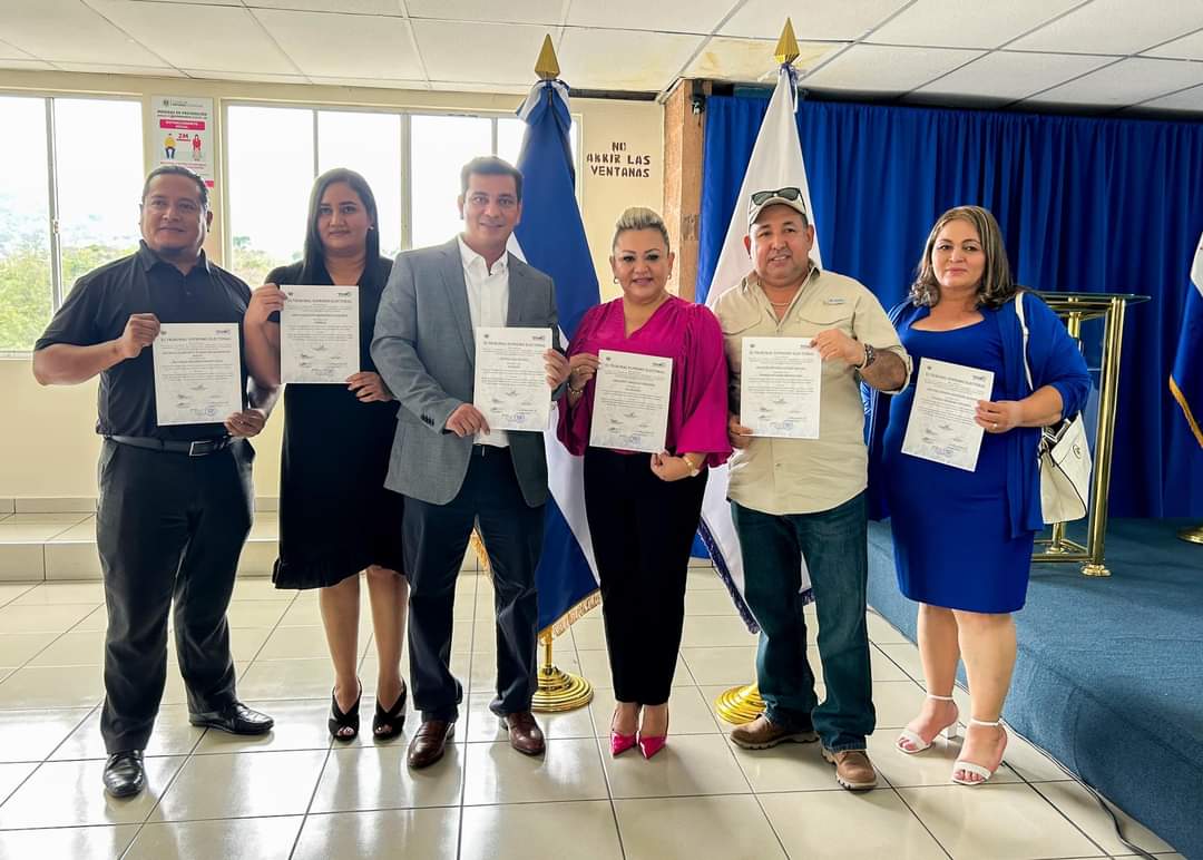 🔶Felicitamos a los alcaldes Rafa Avalos #LaLibertadCosta y Janet González #LaLibertadOeste, por haber recibido sus credenciales este día, por parte del TSE. ¡Dios bendiga sus gestiones alcaldes! 🙏 ✨