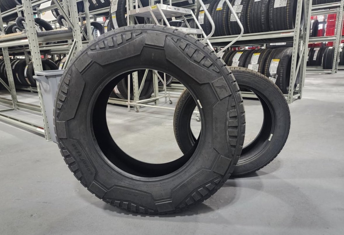 niccruzpatane's tweet photo. Cybertruck 20” tire vs Model 3 18” tire 🤯

Cybertruck’s tire weighs 71 pounds alone. https://t.co/9xsfkJtoP5