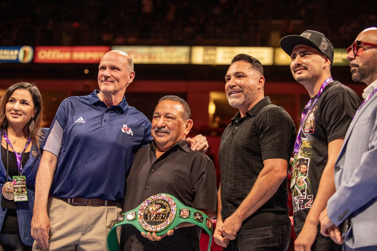 An eventful day as Jose Ramirez made his Golden Boy debut 🥊 Coach Walberg was honored to present the WBC Agriculture Lifetime Achievement Award to the Valley’s own George Rodriguez who was joined by Oscar De La Hoya, Luiz Ramirez and promoter Rick Mirigian.