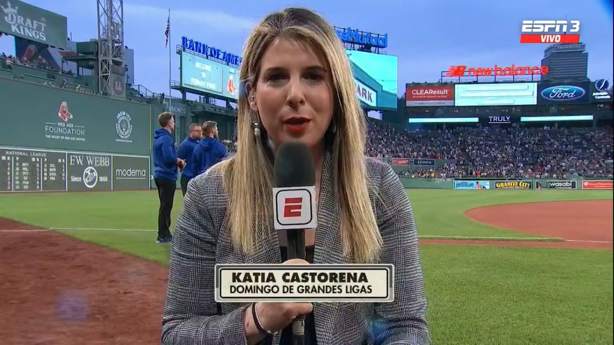 @KatiaCastorena en el campo #CHCvsBOS #MLBxESPN