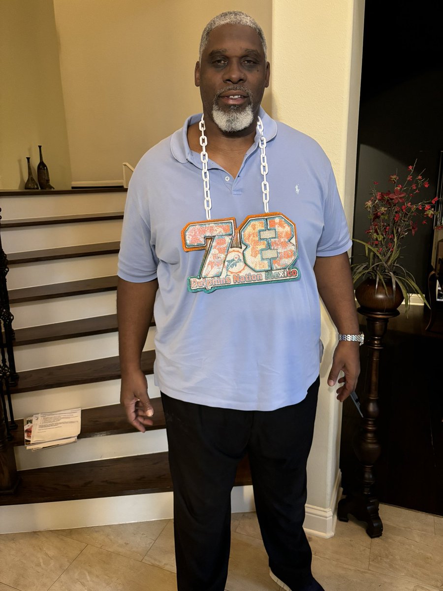 Shoutout to the #MiamiDolphins and the Dolphins Nation Mexico Fan Club. They blessed me with this beautiful chain. I was ready to come out of retirement and then my senses kicked backed in. Lol. I truly appreciate it. ❤️❤️❤️