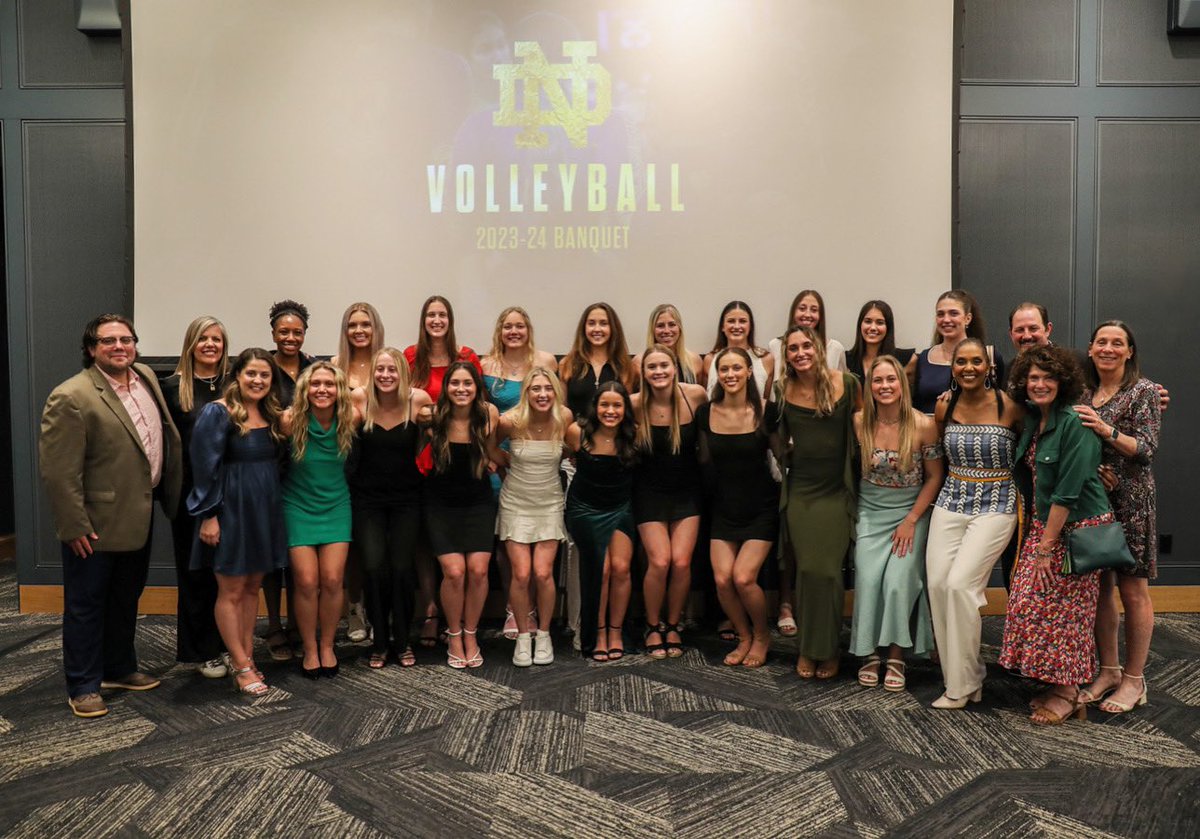 Such a special group 💚 A huge thank you to everyone who joined us at our team banquet last night! #GoIrish☘️