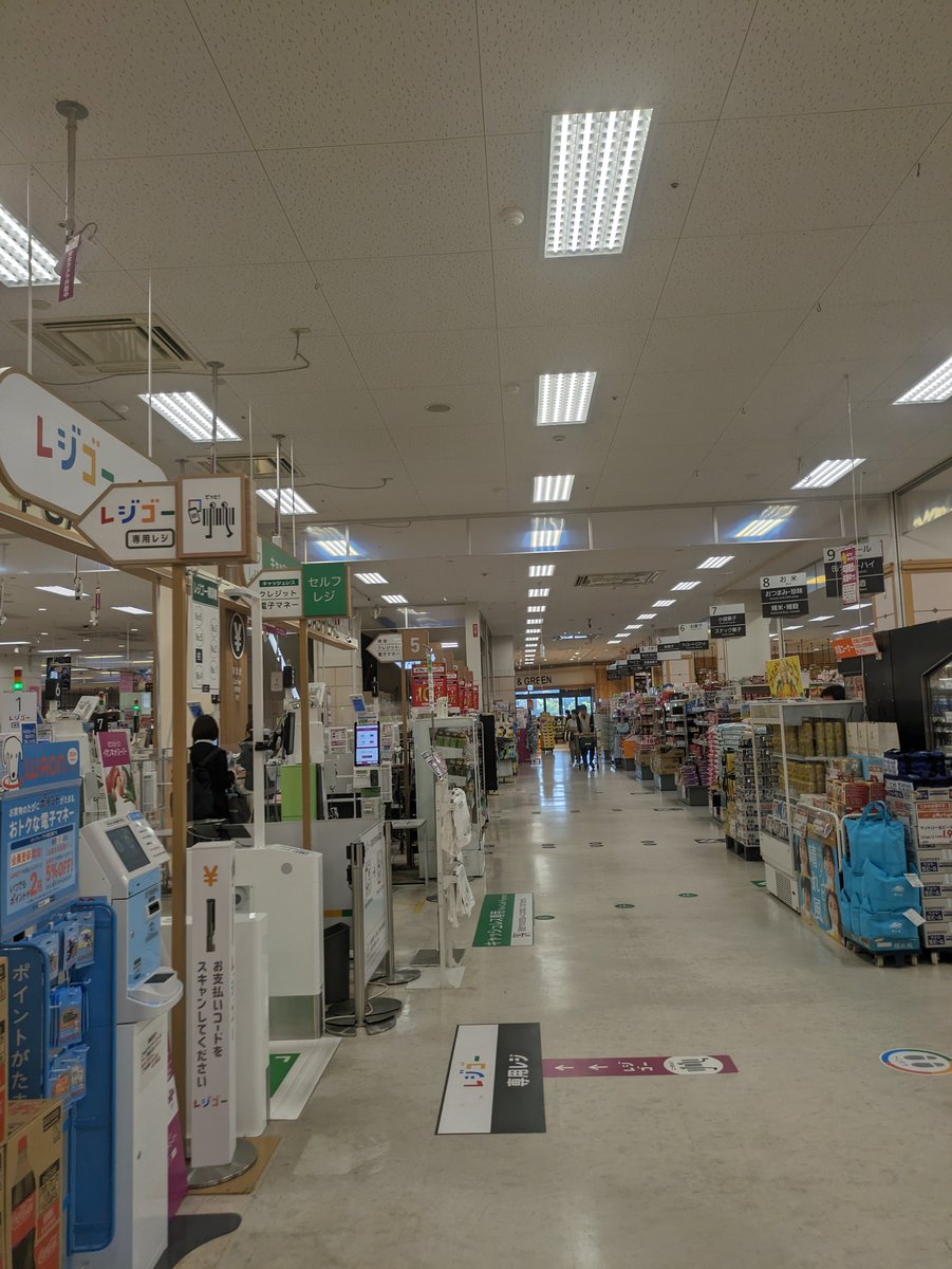 イオン守山店　#apiny商業施設巡り
上島西バス停近くにある元ジャスコのイオン。近年改装され、2階にエディオンが入り、直営もホームコーディやグラムビューティークなどに変化した。館内には改装されてもなお、ジャスコの雰囲気がまだ生きている。領収書、レジゴーには対応している。