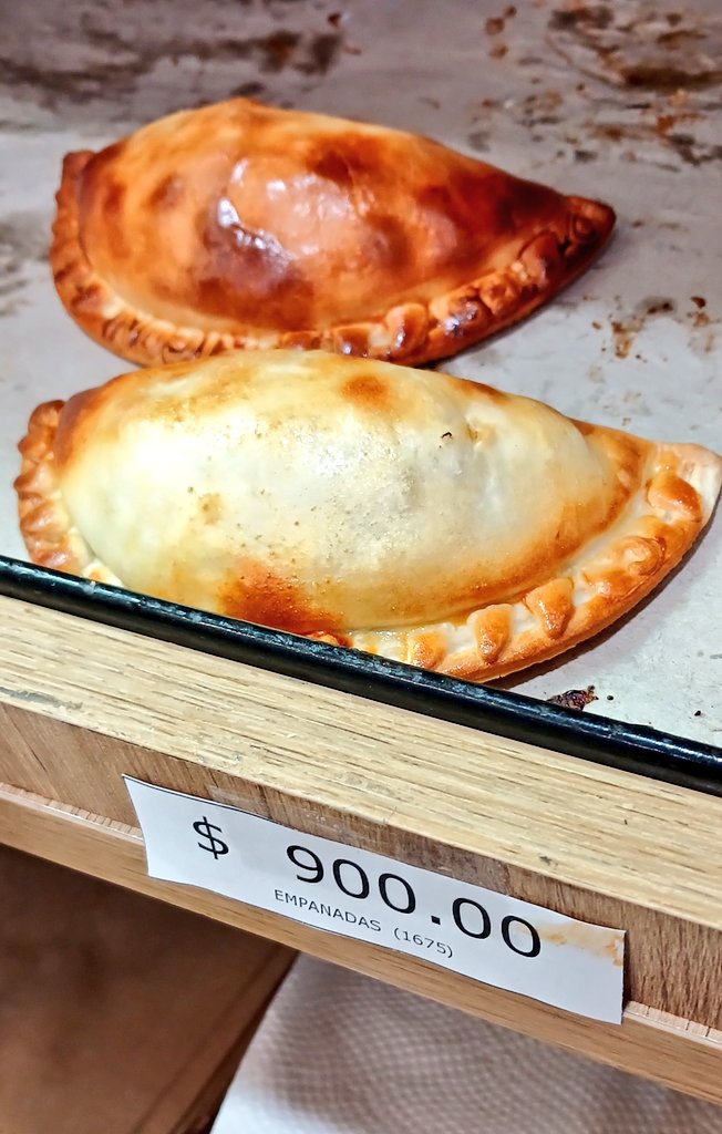 PreciosRosario2's tweet photo. #EmpanadasEnRosario 🥟
🥟 Empanadas de Carne, Verdura, JyQ, Pollo y Atún
👉🏻 Relleno casero, de verdad
💰 $900 c/u
💰 $10.800 la docena y van 2 de REGALO (pagas 12, llevas 14)
💰 $2.900 Promo: 3 empanadas + bebida
📍 #Ricon Uriburu al 2000
#FotoTestigo 📸 (nos invitaron a cocinar algunas 😎)