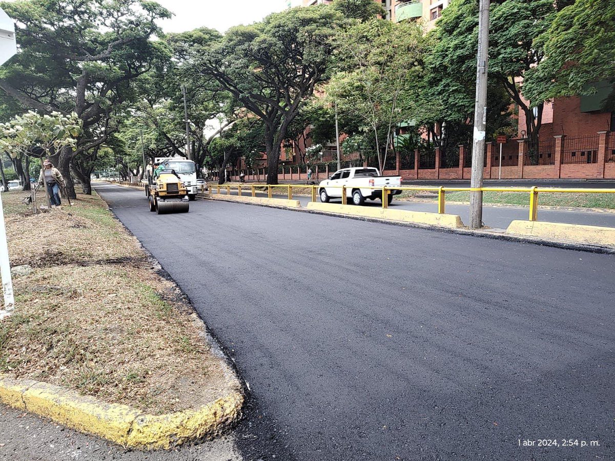 La malla vial la vamos a recuperar con procesos competitivos y la participación de pequeños, medianos y grandes empresarios; porque más allá de la recuperación de las vías en nuestras comunas y corregimientos, queremos generar desarrollo local y regional.

Desde <a href="/InfraesCali/">Secretaría de Infraestructura de Cali</a> con