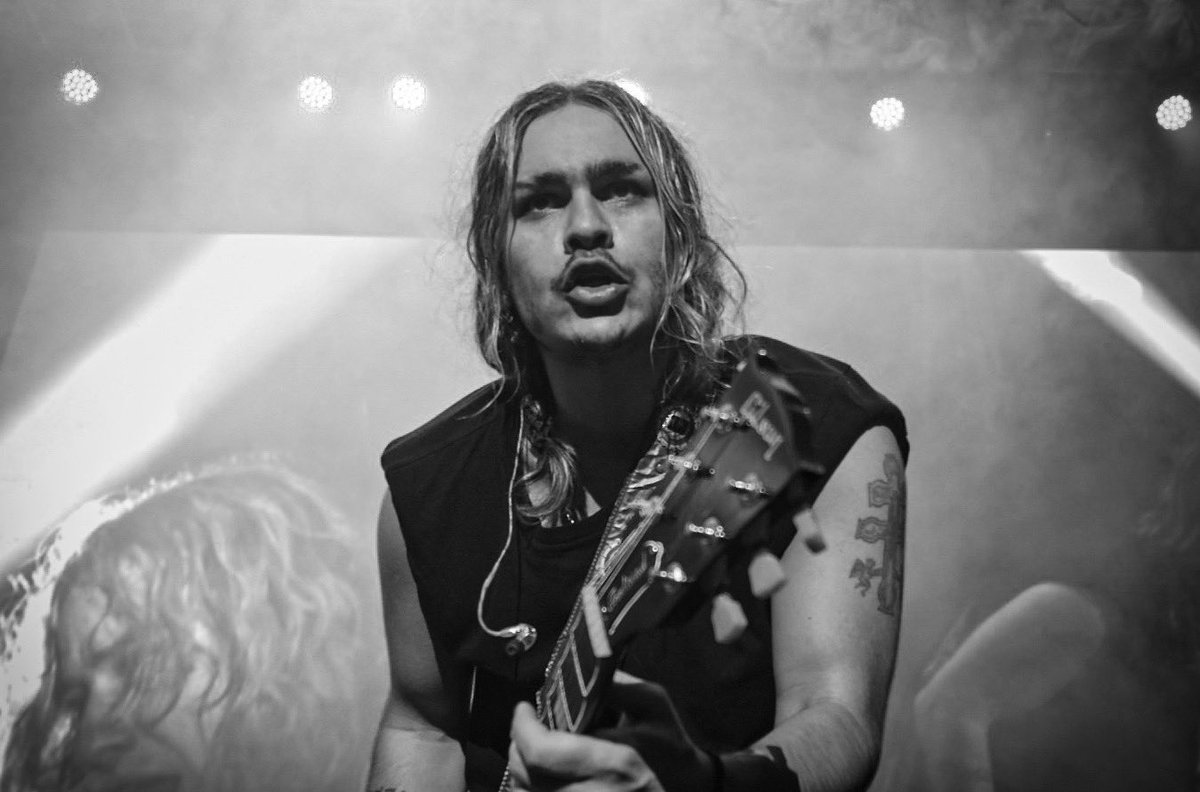 MONORRG's tweet photo. Una de @AIRBAGoficial 6/6 Luna. https://t.co/7BcSskabyJ