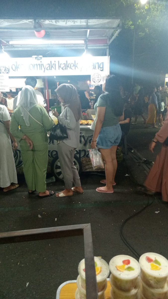 666_dvmn's tweet photo. Buat aku bahagia itu mudah kog, gak perlu di beliin tas LV, make up nya Dior. Di beliin jajan gini 10rb aja wes bahagia https://t.co/5B4dcLoflI