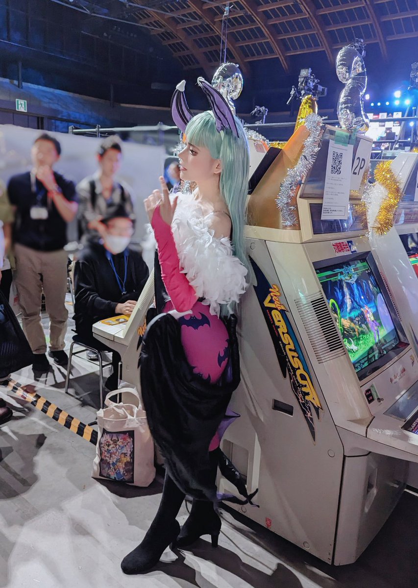 Morrigan Aensland
with the Darkstalkers arcade cabinet🎮🕹

#Darkstalkers 
#EVOJ2024格ゲーコス
#EVOJapan2024

Photo : @manoth5 💖🦇