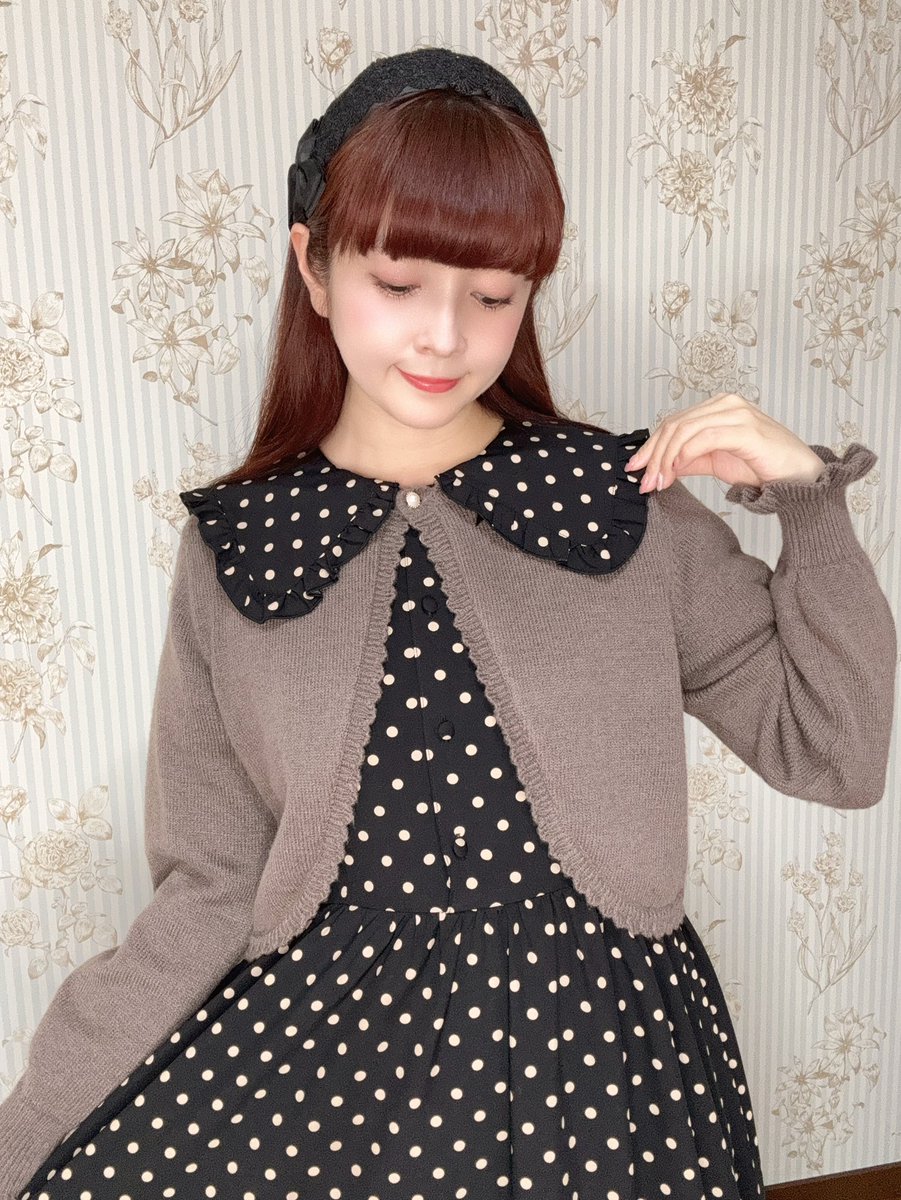 襟付きワンピース👗 カーディガン合わせ♡ 襟はカーディガンから出すと
