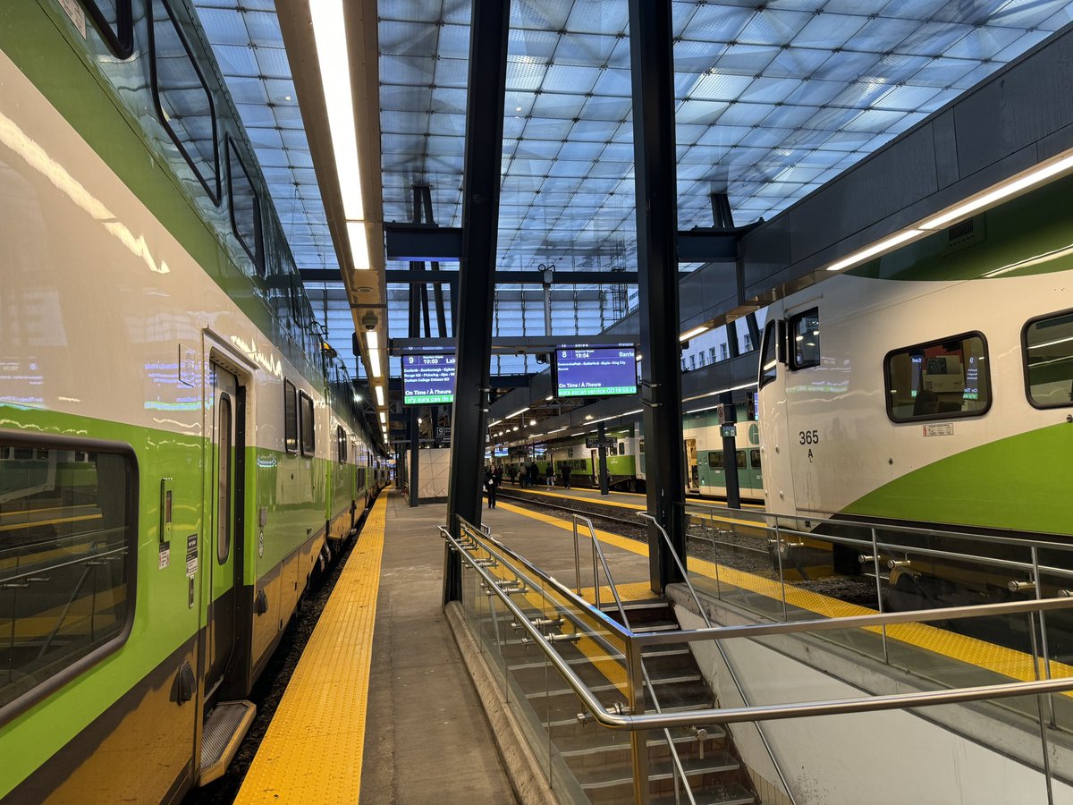 Look closely and you’ll see a world-class regional rail system in the making… Frequent Lakeshore trains all run through Union station, dwelling for just 3-5 minutes. Alongside a timed cross-platform transfer to Barrie trains, cross-city trips are now easier than ever!