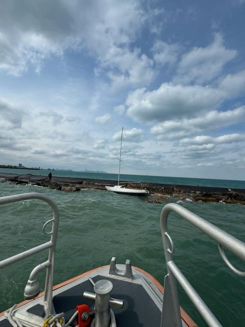 BZ #USCG STA Chicago after report received via CH16 of a mariner in distress aboard a 22’ S/V, disabled/adrift IVO Calumet Harbor break wall #Chicago. STA Chicago arrived on scene, and transferred the man to STA.

The vessel was tied off to the break wall, no pollution reported. https://t.co/ZyySlSaPaz