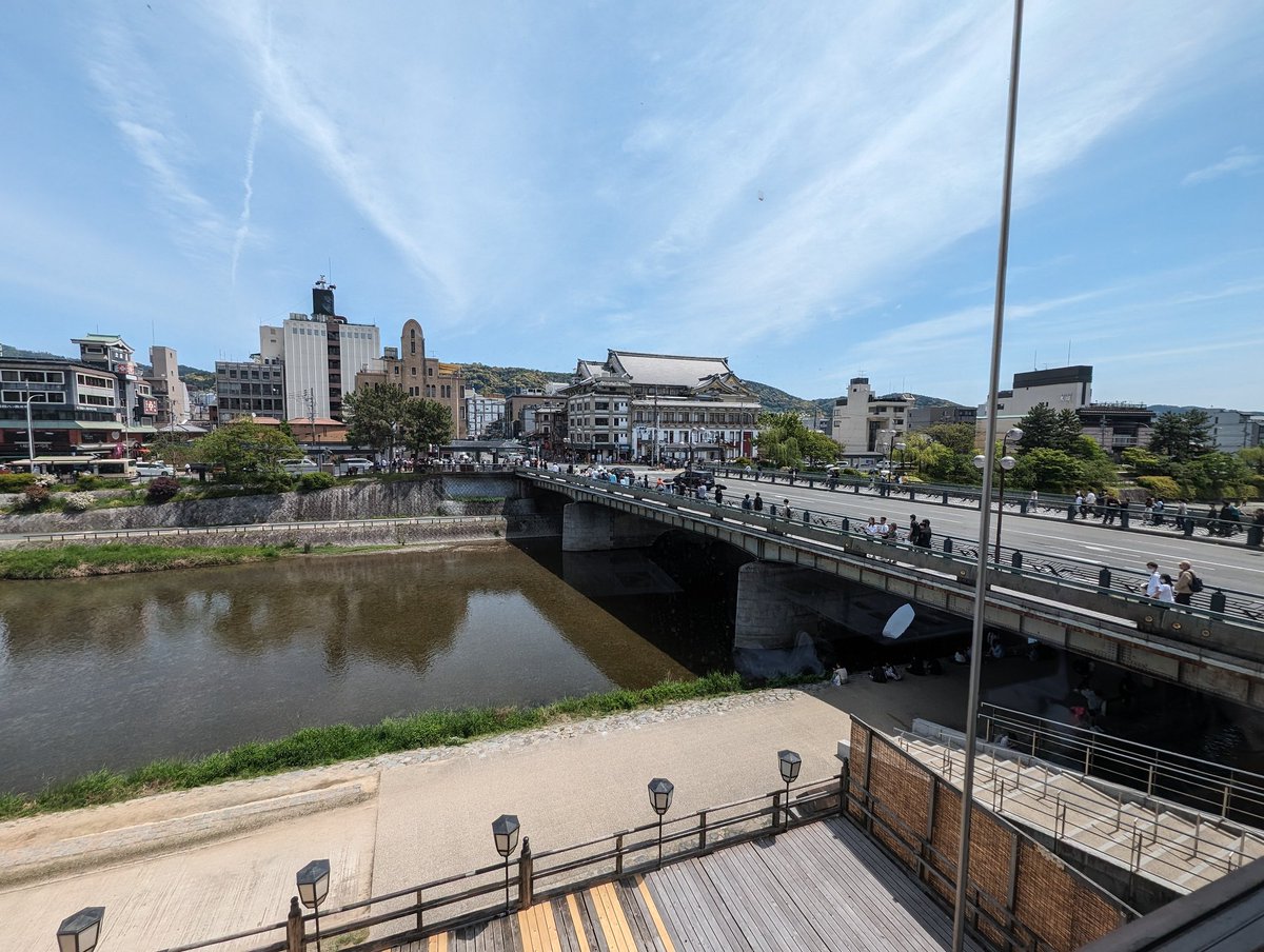 先斗町いづも屋からの鴨川の風景はよろしいぞい。