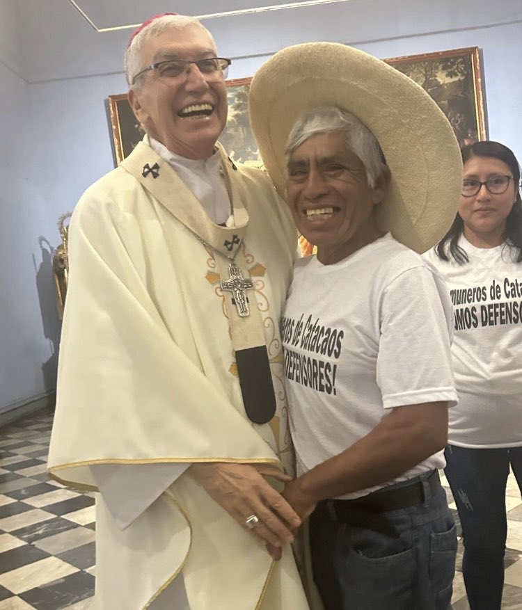 El arzobispo de Lima, Carlos Castillo, recibió hoy a los comuneros de Catacaos, y, como el papa, les dio su bendición. Entre ellos, a Marcelino Ynga, amenazado nuevamente por el Sodalicio a través de un comunicado. Mientras, el obispo temporal de Piura parece un florero 🏺