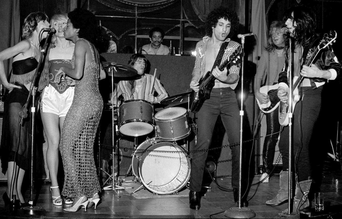 1974(?), 82 Club, NYC. The Stilettos, featuring Debbie Harry, onstage with the New York Dolls. The club had been NYC's leading drag venue in the 50s & 60s, & enjoyed a brief revival as a hotbed of NY glam rock📸Bob Gruen